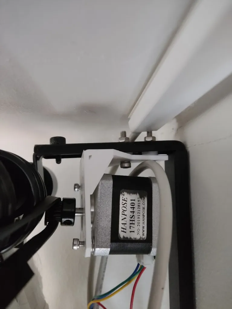 Overview of the stepper motor in one corner mounted to the IKEA bracket